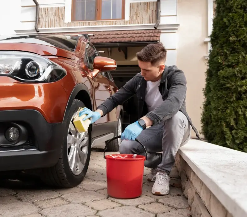 Lavage auto à domicile La Bernardière : professionnel intervenant sur un véhicule